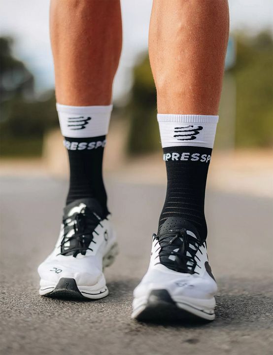 Compressport Mid Compression Socks Black / White